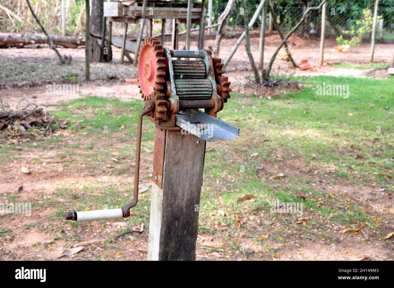 Moulin, moulin à jus de canne à sucre dans un site touristique au Brésil, Amérique du Sud vue panoramique sur base en bois, avec fond flou, antique, rétro Banque D'Images