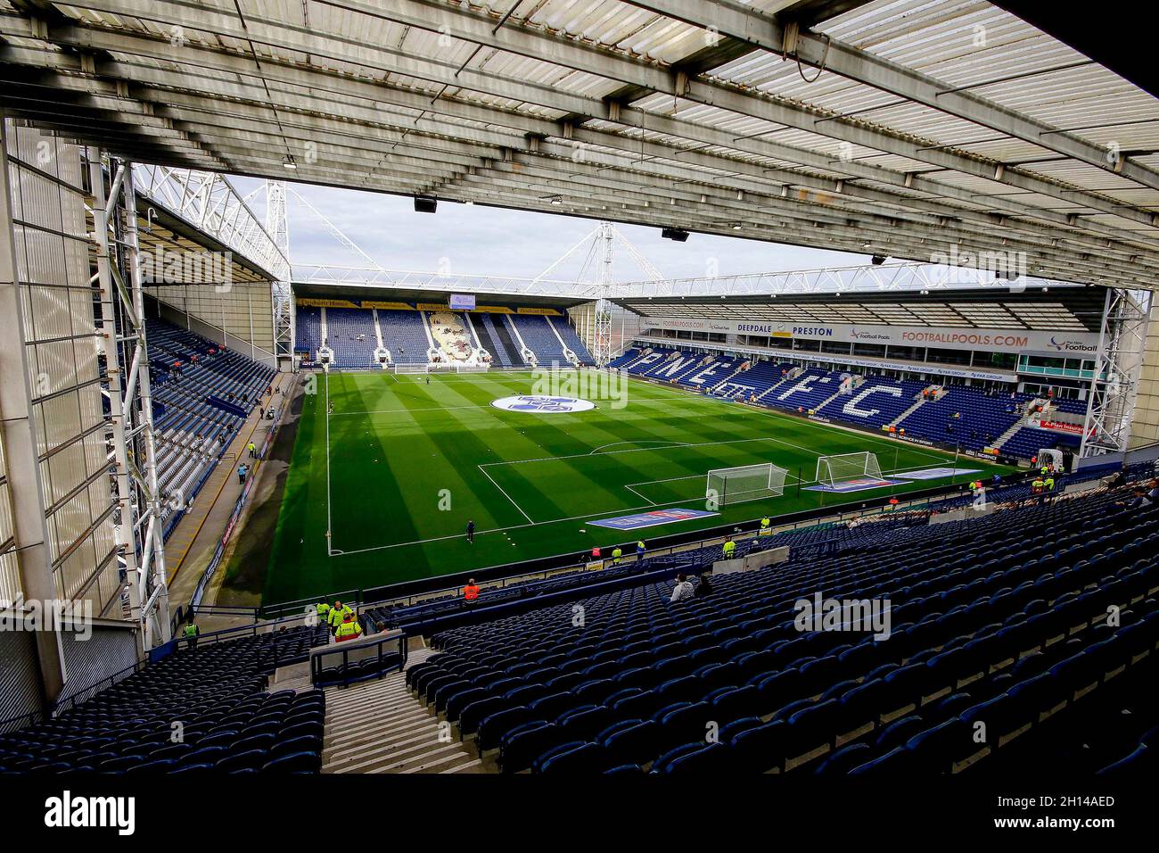 Preston, Royaume-Uni.16 octobre 2021.Vue générale à l'intérieur du stade Deepdale, stade du club de football Preston North End.EFL Skybet Championship Match, Preston North End v Derby County au Deepdale Stadium de Preston le samedi 16 octobre 2021. Cette image ne peut être utilisée qu'à des fins éditoriales.Utilisation éditoriale uniquement, licence requise pour une utilisation commerciale.Aucune utilisation dans les Paris, les jeux ou les publications d'un seul club/ligue/joueur.pic par Chris Stading/Andrew Orchard sports Photography/Alamy Live News crédit: Andrew Orchard sports Photography/Alamy Live News Banque D'Images