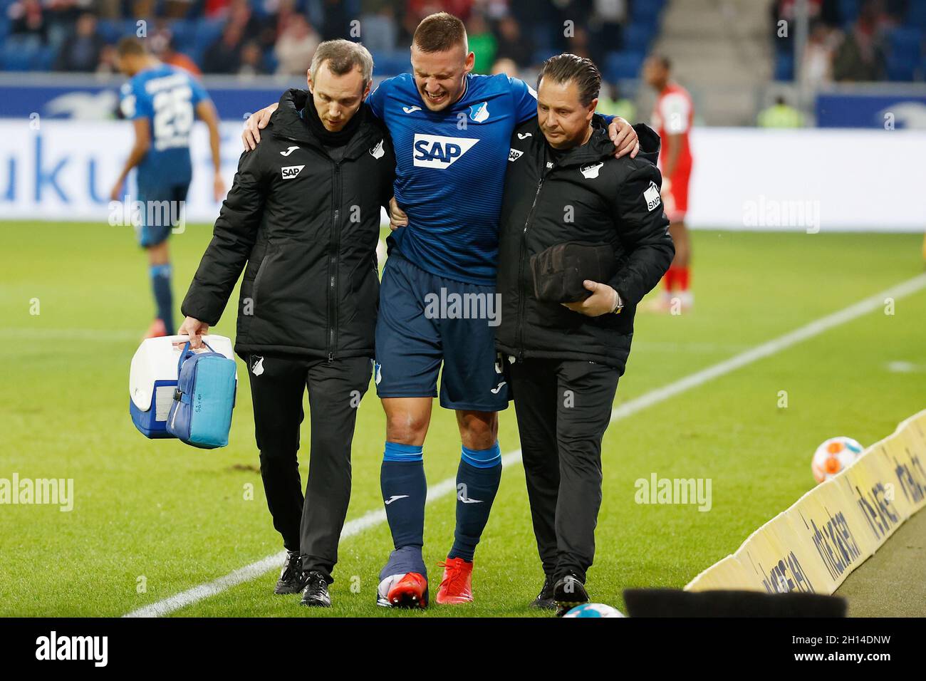 Sinsheim, Allemagne.15 octobre 2021.Pavel Kaderabek de Hoffenheim blessé lors du championnat allemand Bundesliga football match entre TSG Hoffenheim et FC Koln le 15 octobre 2021 à PreZero Arena à Sinsheim, Allemagne - photo: Heiko Becker/DPPI/LiveMedia crédit: Independent photo Agency/Alamy Live News Banque D'Images