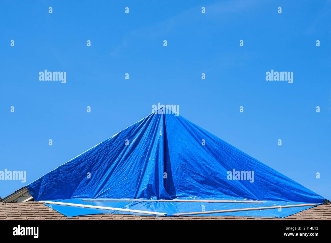 Bâche Bleue Protège Toit Endommagé Par L'ouragan Image stock - Image du  choc, fuite: 232187983