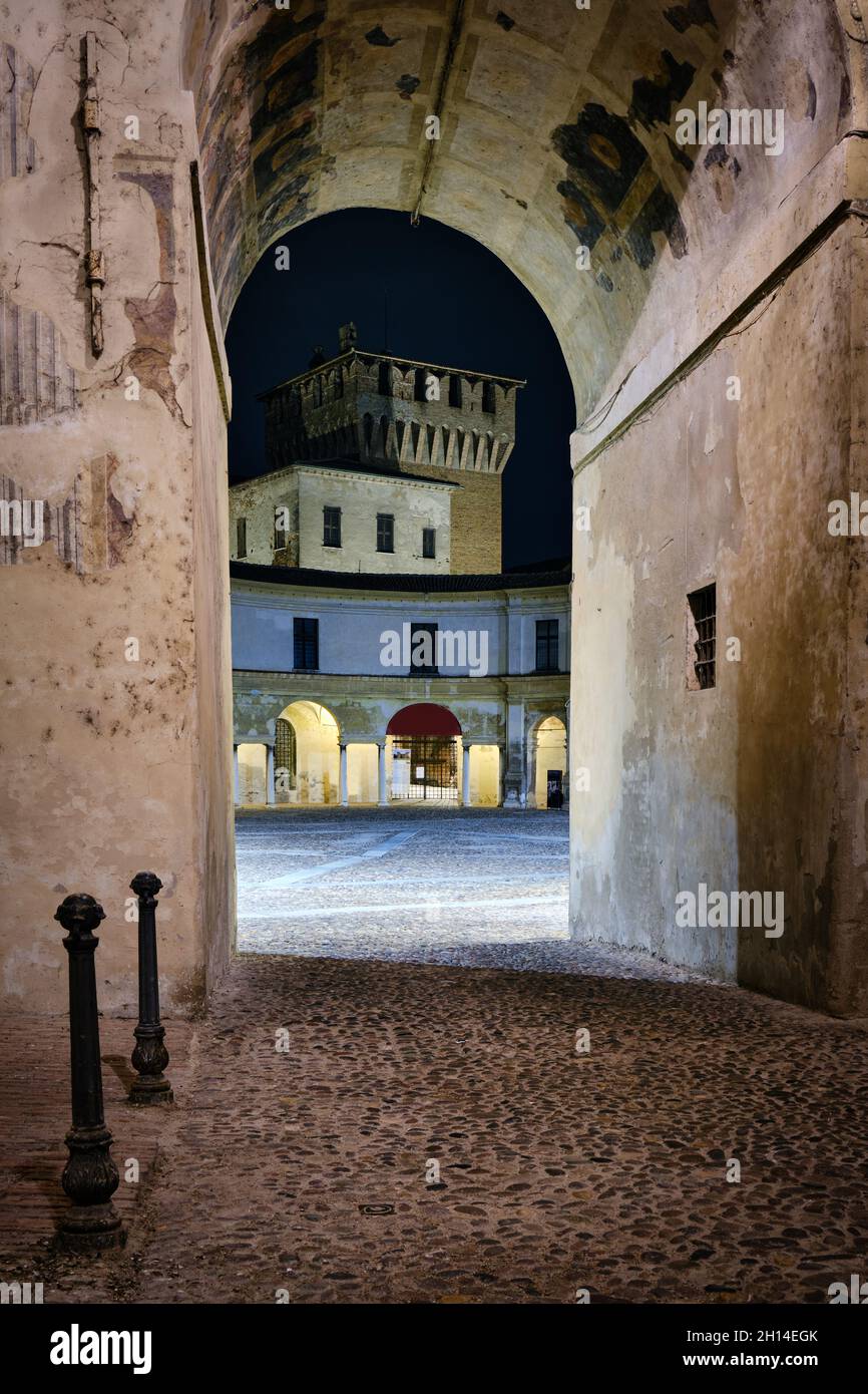 Ancienne galerie d'arcs médiévaux portant au château de Saint George, Mantoue de nuit, Lombardie, Italie Banque D'Images