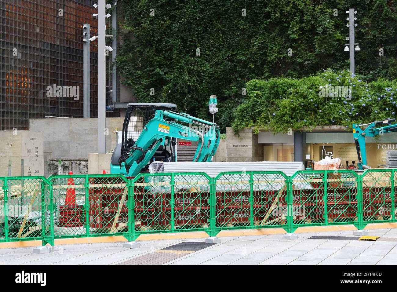 TOKYO, JAPON - 7 octobre 2021 : vue d'ensemble du parc Ginza Sony désormais fermé et en cours de réaménagement avec une pelle hydraulique. Banque D'Images