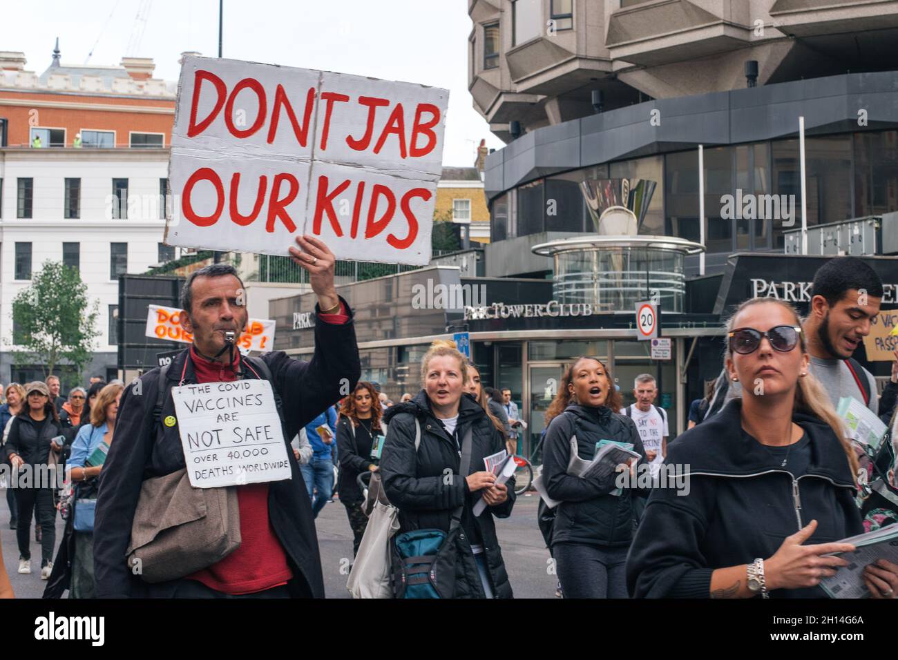 Londres, Angleterre, Royaume-Uni 16 octobre 2021 manifestation contre le confinement et la vaccination.Des gens pour les gens.Près de deux cents manifestants se sont rassemblés à Hyde Park pour protester contre les passeports Covid et la vaccination des enfants Banque D'Images