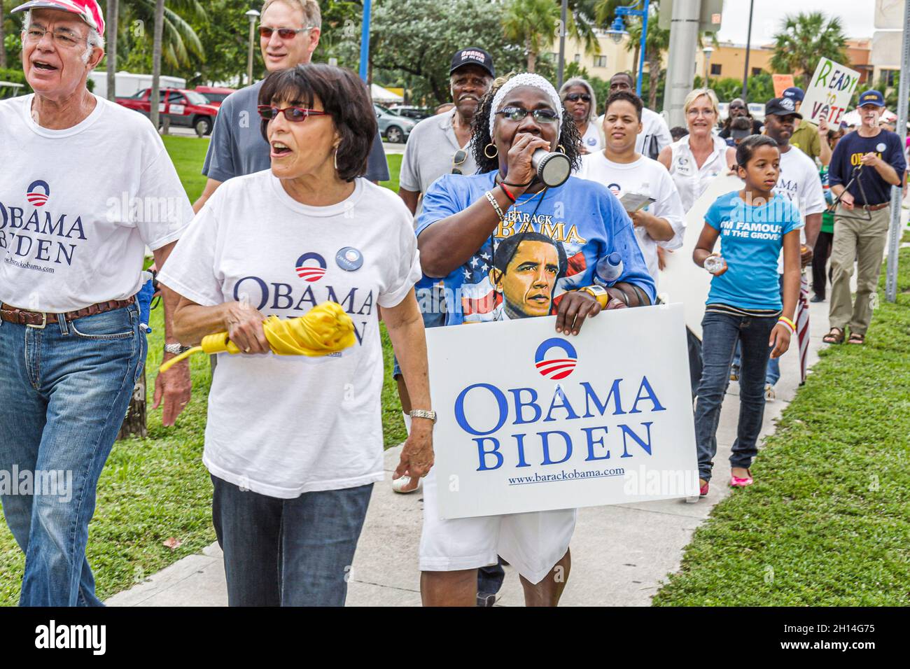 Miami Floride, familles parents enfants, femmes pour Barack Obama, campagne présidentielle de 2008, rallye hommes noirs, vote par anticipation affiche de mars Banque D'Images
