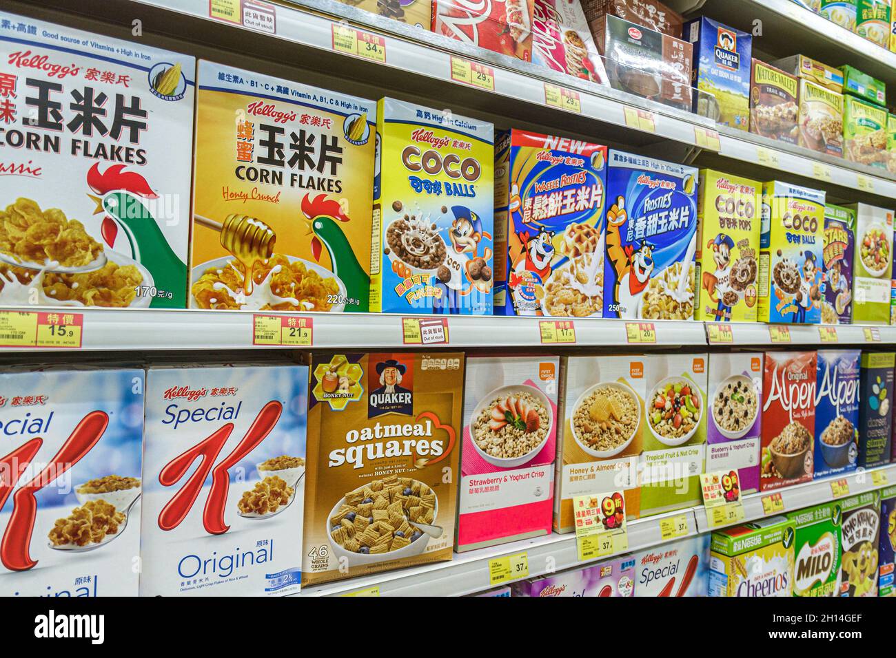 Hong Kong, magasin d'alimentation Wellcome à l'intérieur des boîtes de céréales pour petit déjeuner, carrés de flocons d'avoine Kellogg's Quaker symboles chinois spéciaux K corn Flakes Banque D'Images