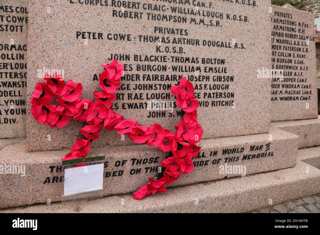 Mémorial de la première Guerre mondiale, Eyemouth, Berwickshire, Écosse, Royaume-Uni avec des noms parmi d'autres le Kings propre Scottish Borderers régiment. Banque D'Images