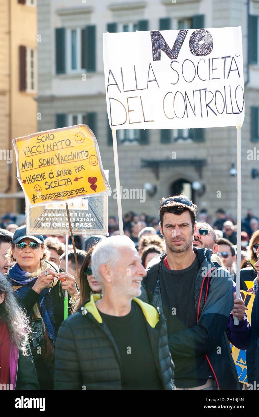 Florence, Italie - octobre 15 : Covid-19, manifestations nationales, l'Italie rendant obligatoire le passe Santé sur le lieu de travail.Participants non identifiés pendant t Banque D'Images