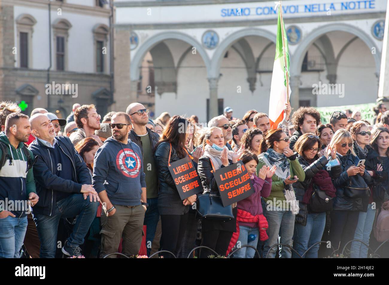 Florence, Italie - octobre 15 : Covid-19, manifestations nationales, l'Italie rendant obligatoire le passe Santé sur le lieu de travail.Pas de Green Pass s'asseoir à S. Maria N Banque D'Images