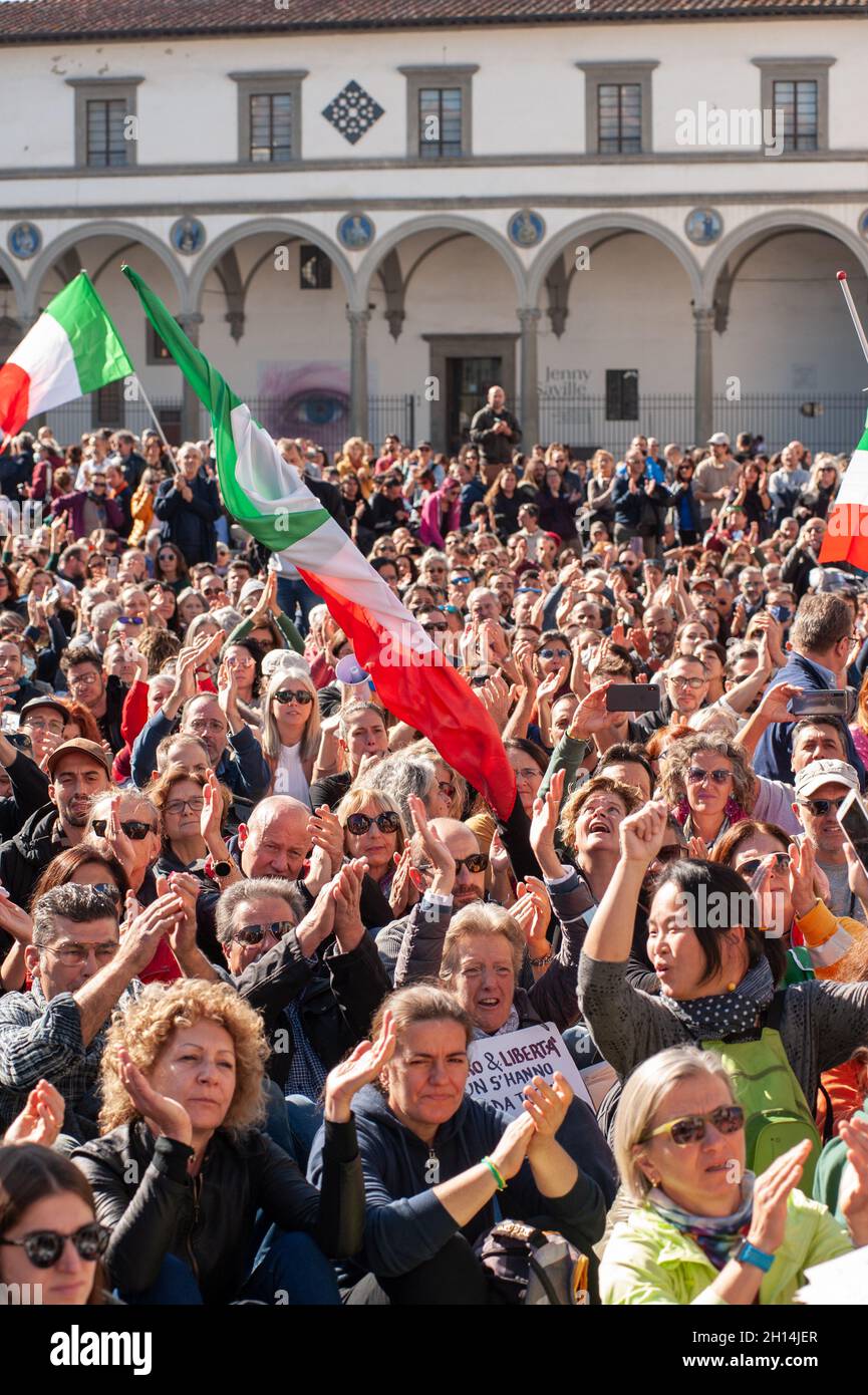 Florence, Italie - octobre 15 : Covid-19, manifestations nationales, l'Italie rendant obligatoire le passe Santé sur le lieu de travail.Pas de Green Pass s'asseoir à S. Maria N Banque D'Images