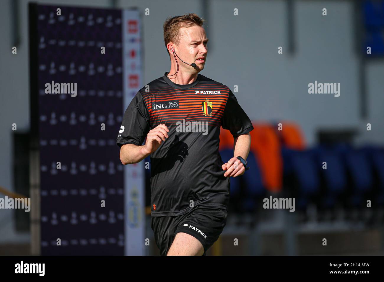 Bruxelles, Belgique.16 octobre 2021.BRUXELLES, BELGIQUE - OCTOBRE 16: Arbitre Nathan Verboomen lors du match Jupiler Pro League entre Royale Union Saint Gilliose et RFC Seraing chez Joseph Marienstadion le 16 octobre 2021 à Brussel, Belgique (photo de Perry van de Leuvert/Orange Pictures) crédit: Orange pics/Alay BV Live News Banque D'Images