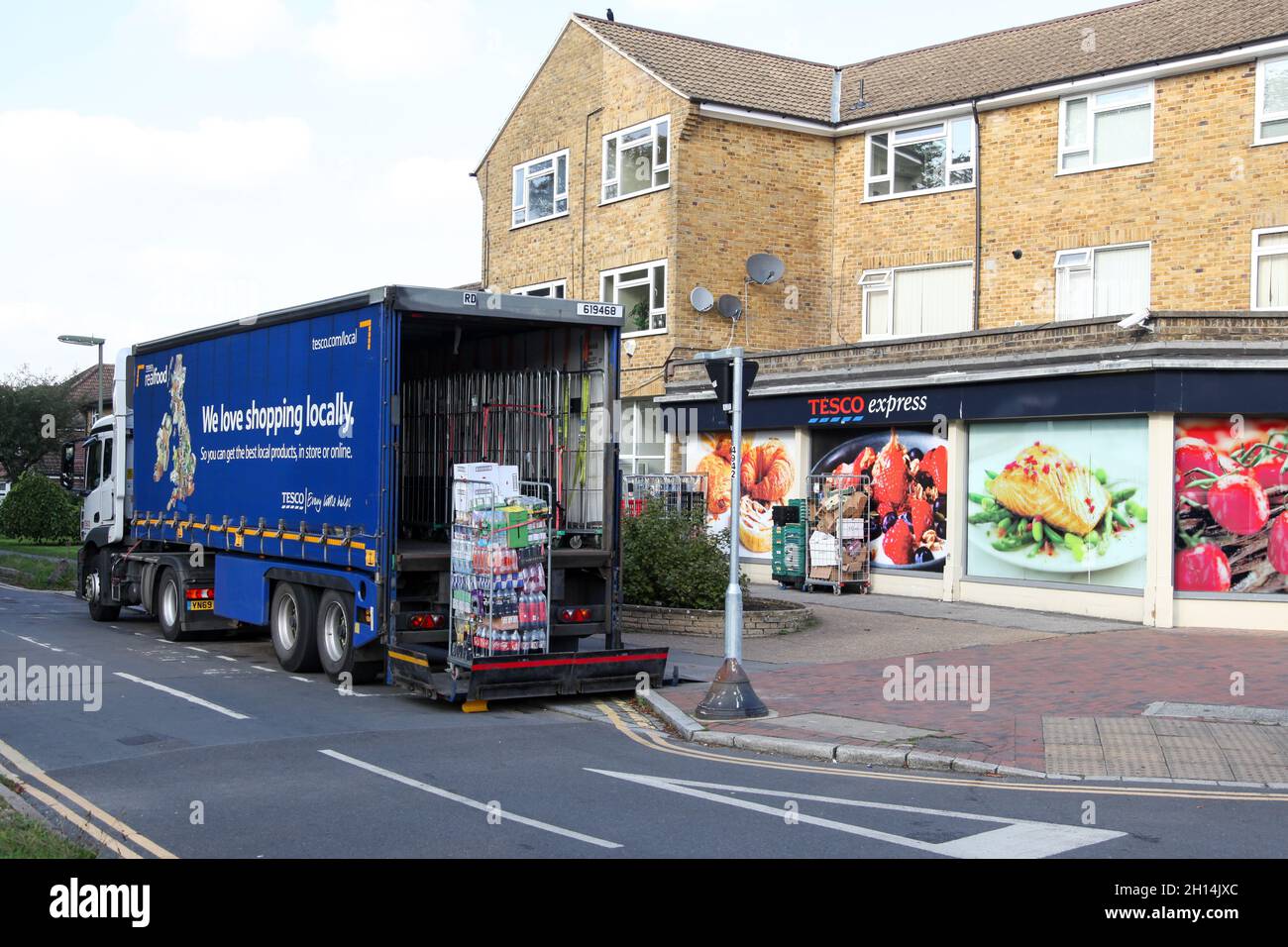 Camion de livraison de Tesco avec chauffeur déchargeant à Tesco Express, Ashtead, Surrey, Royaume-Uni, octobre 2021 Banque D'Images