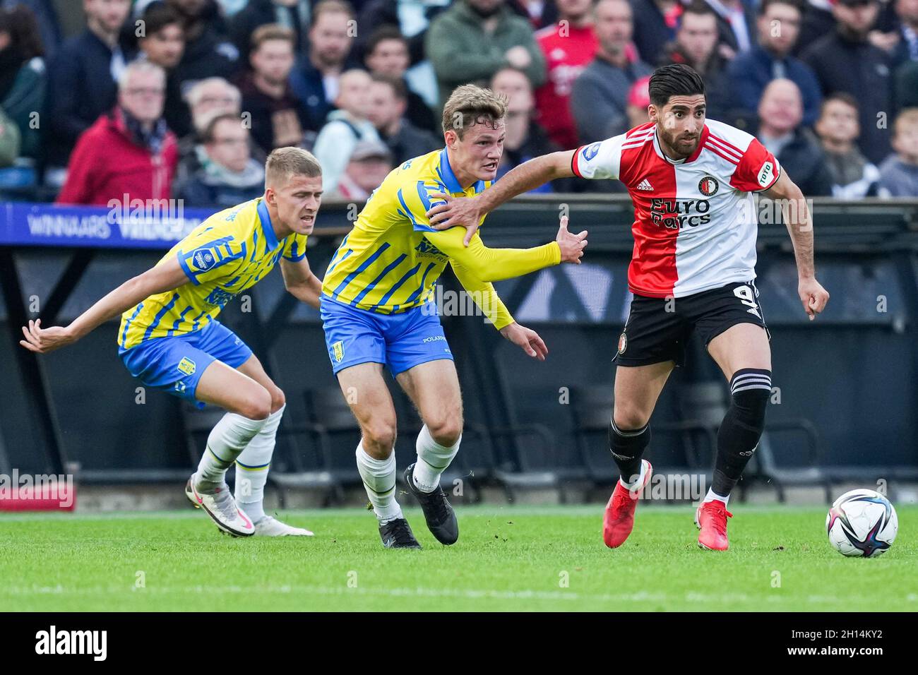 ROTTERDAM, PAYS-BAS - OCTOBRE 16: Dario van den Buijs de RKC Waalwijk, Luuk Wouters et Alireza Jahanbakhsh de Feyenoord Rotterdam pendant le match néerlandais Eredivisiie entre Feyenoord et RKC Waalwijk à de Kuip le 16 octobre 2021 à Rotterdam, pays-Bas (photo de Yannick Verhoord/Orange Pictures) crédit:Orange pics BV/Alay Live News Banque D'Images