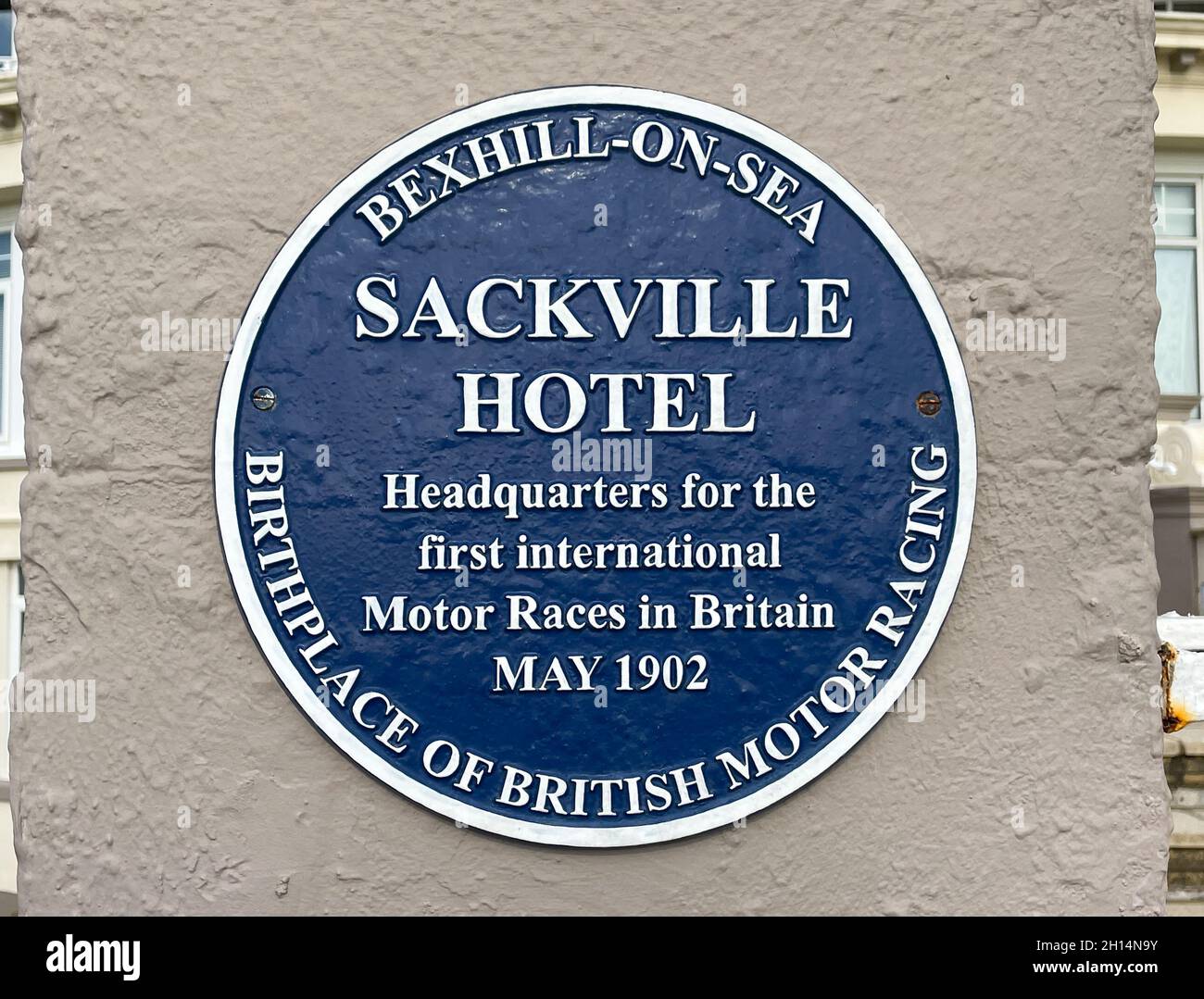 Une plaque bleue indique le siège des premières courses automobiles internationales tenues en mai 1902 à Bexhill on Sea, en Grande-Bretagne. Banque D'Images