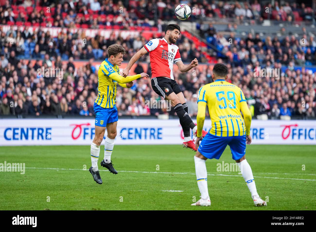 ROTTERDAM, PAYS-BAS - OCTOBRE 16 : Luuk Wouters de RKC Waalwijk, Alireza Jahanbakhsh de Feyenoord Rotterdam et Ahmed Touba de RKC Waalwijk lors du match Evisredie néerlandais entre Feyenoord et RKC Waalwijk à de Kuip le 16 octobre 2021 à Rotterdam, pays-Bas photos (photo de Yannick/Verhoeven):Orange pics BV/Alay Live News Banque D'Images