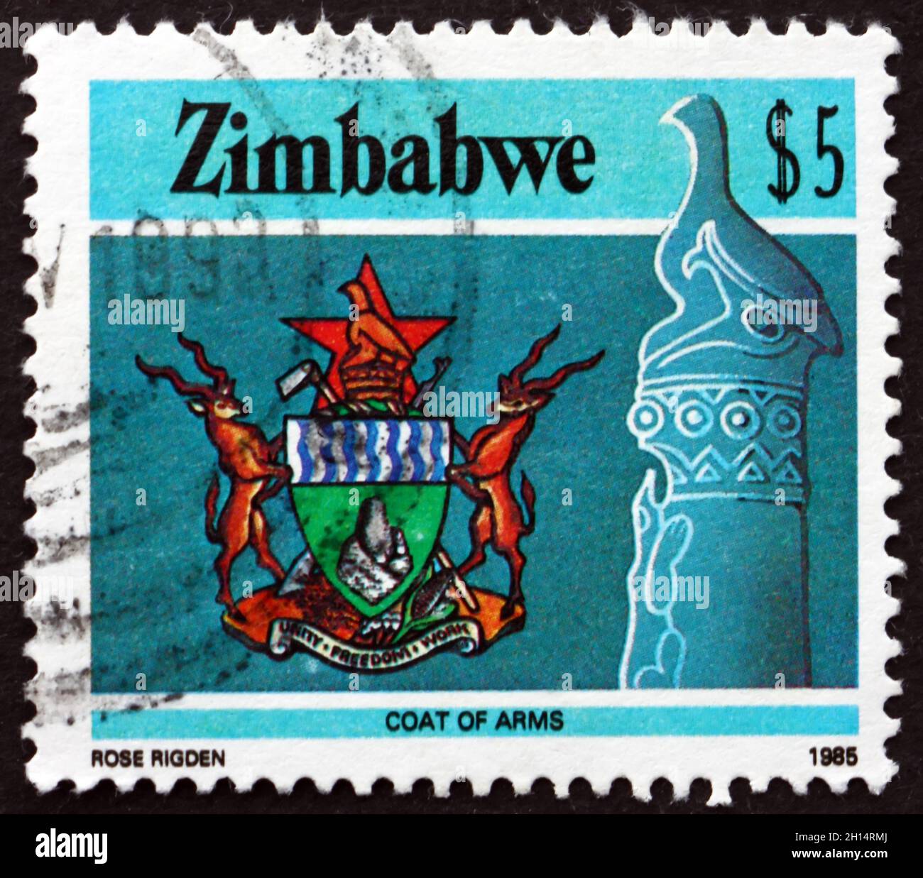 ZIMBABWE - VERS 1985: Un timbre imprimé au Zimbabwe montre l'oiseau du Zimbabwe et les armoiries nationales, vers 1985 Banque D'Images