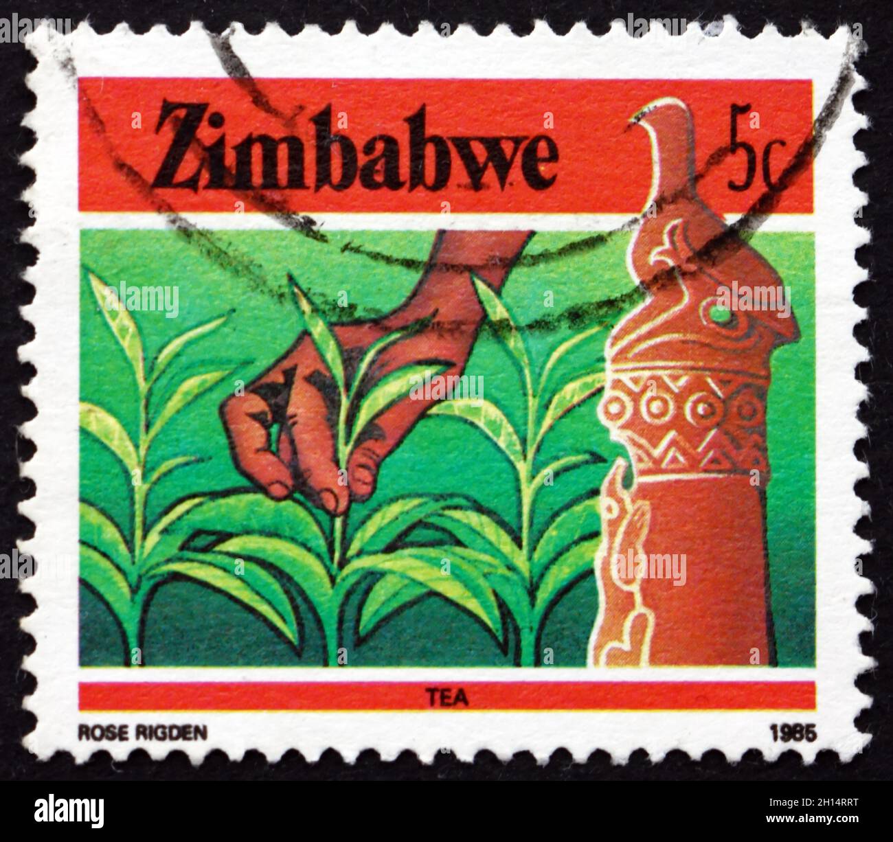 ZIMBABWE - VERS 1985 : un timbre imprimé au Zimbabwe montre l'oiseau et le thé du Zimbabwe, l'agriculture, vers 1985 Banque D'Images