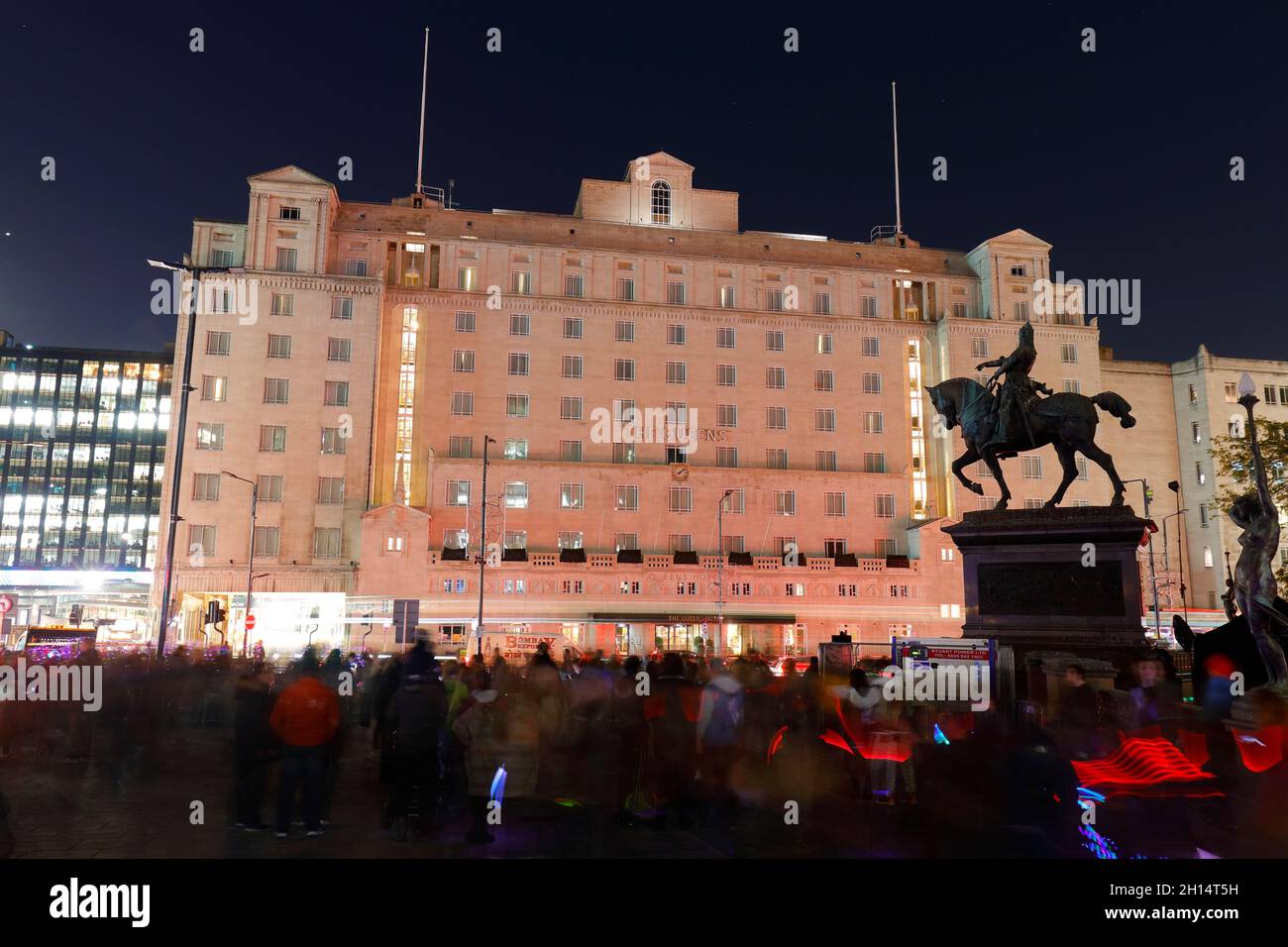 Le Queens Hotel sur la place de Leeds City Square pendant la nuit lumière 2021 Banque D'Images