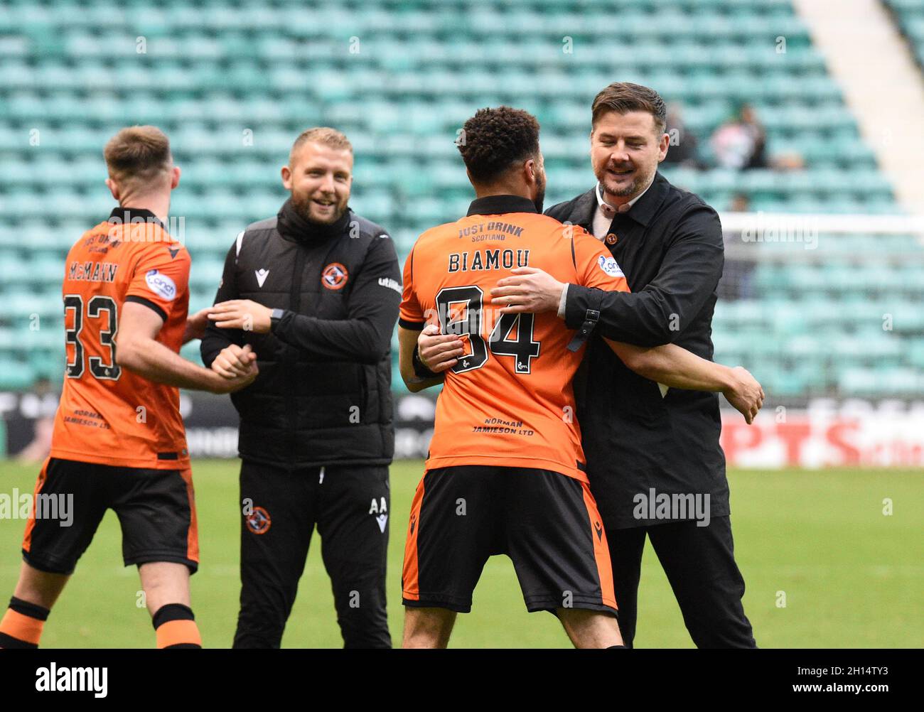 Easter Road Stadium.Édimbourg.Scotland.UK.16th Oct 21 Cinch Scottish Premiership Match Hibernian vs Dundee Utd.Pic shows Dundee Utd boss Tam courts félicite Max Biamou à temps plein Credit: eric mccowat/Alay Live News Banque D'Images