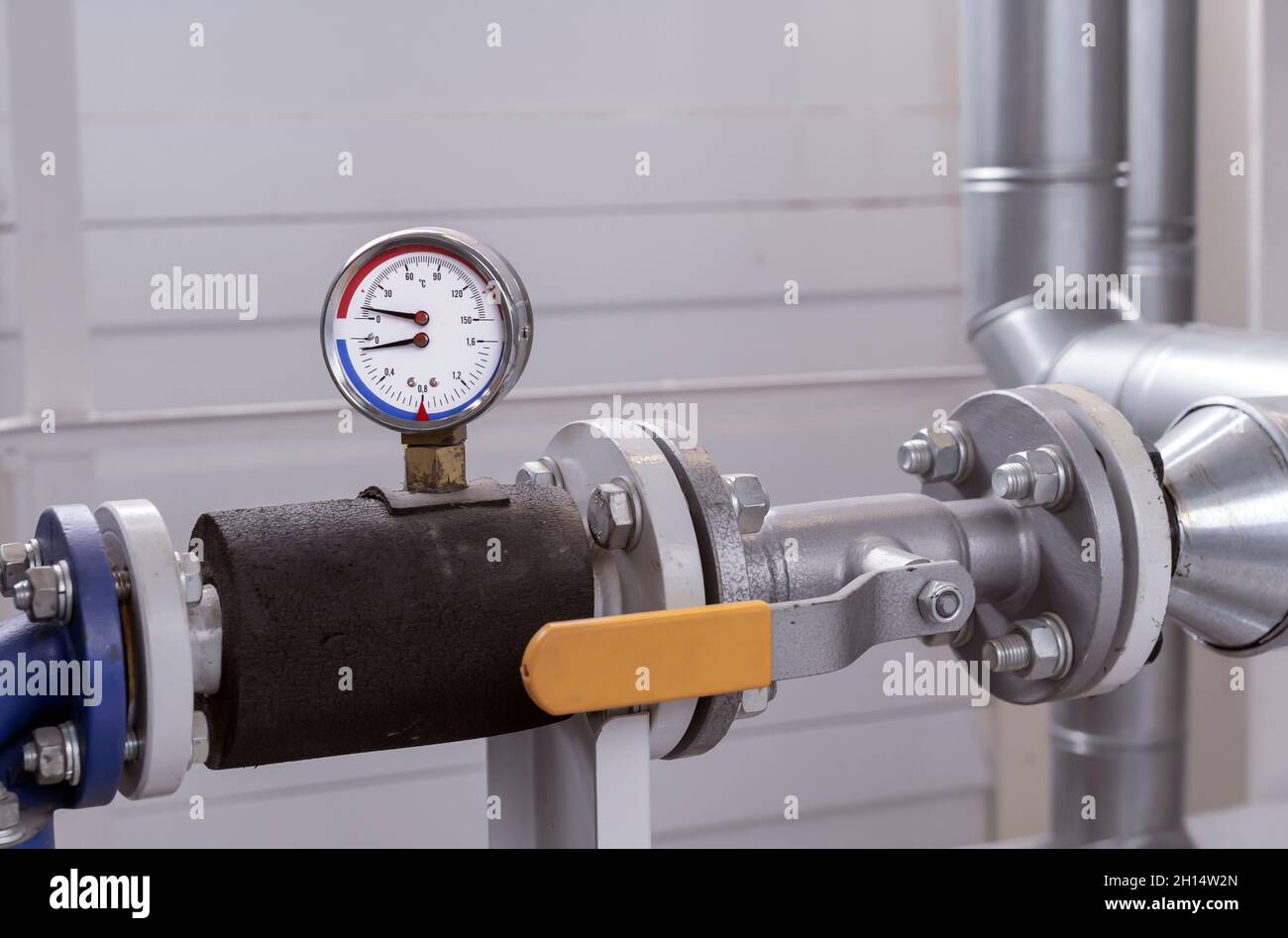 Manomètre et thermomètre pour mesurer la température et la pression de l'eau  dans le système de plomberie d'une chaufferie à gaz Photo Stock - Alamy