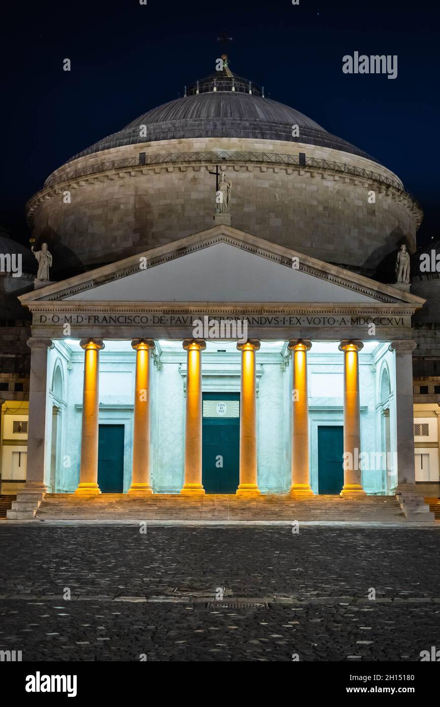 Image de la Basilique Reale Pontificia San Francesco da Paola à Naples en Italie.L'église se trouve sur la Piazza del Plebiscito. Banque D'Images