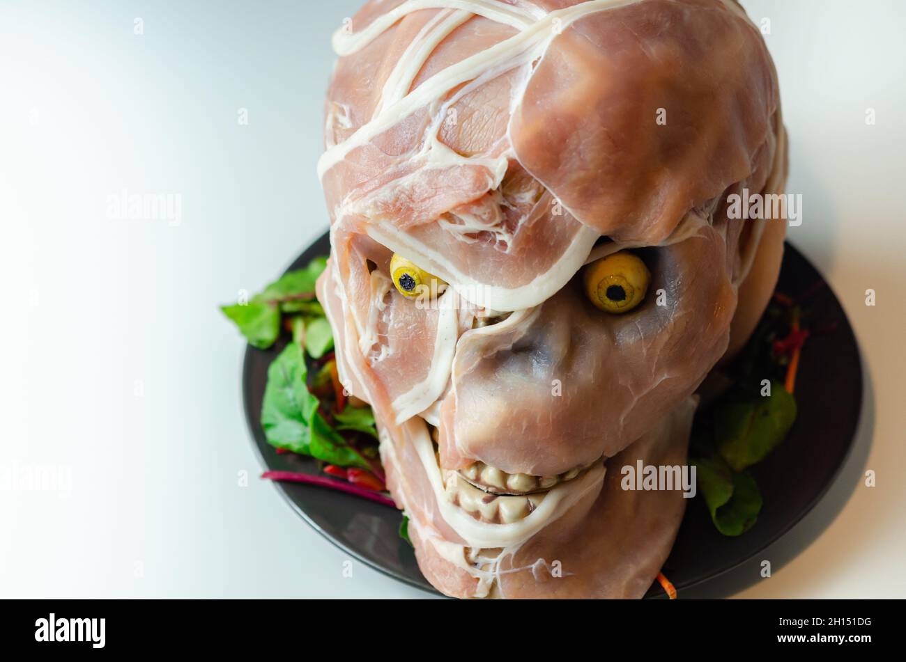 Des aliments préparés de façon créative en forme de crâne effrayant, un plat amusant et intéressant servant pour une fête d'halloween, un repas d'horreur Banque D'Images