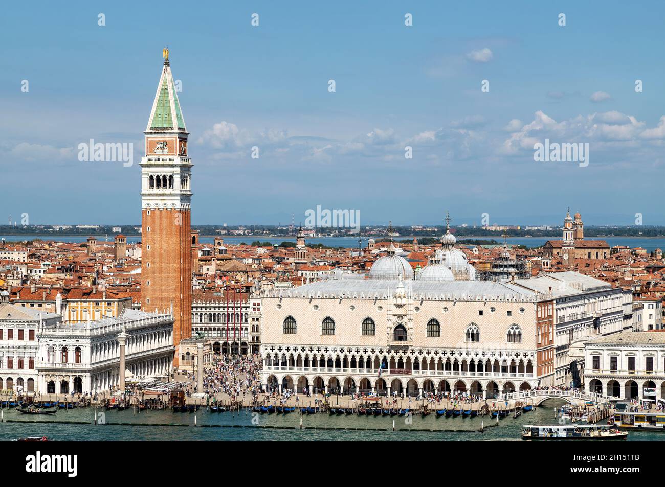 Vue depuis la lagune de Venise du Palais des Doges et le clocher de San Marco Banque D'Images
