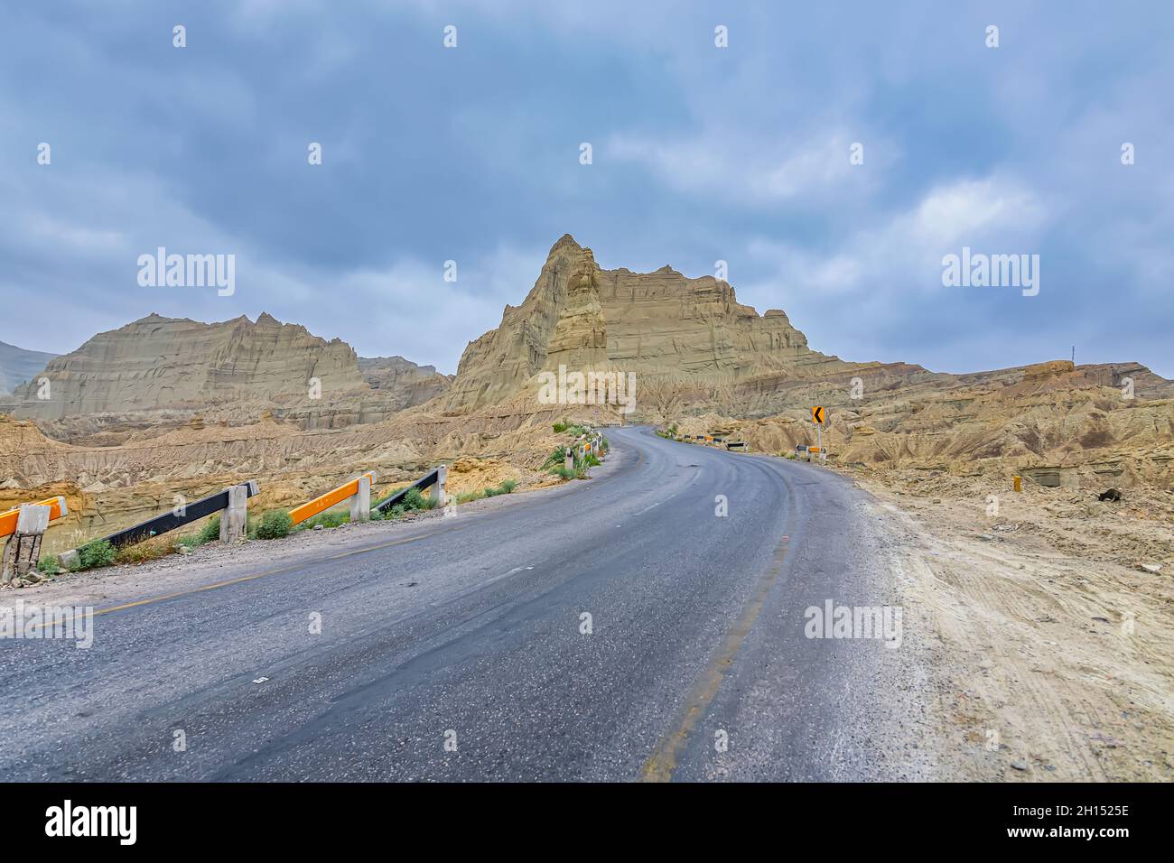 Autoroute côtière de Makran le long de la côte de la mer d'Arabie du Pakistan, de Karachi à Gwadar dans la province du Baloutchistan. Mise au point sélective Banque D'Images