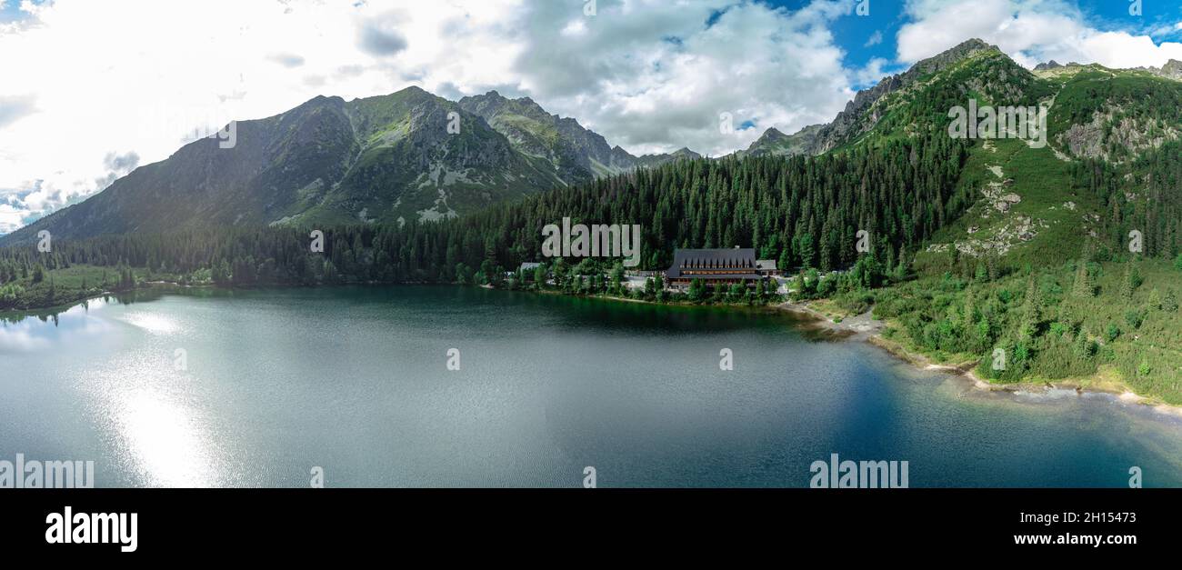 Vue panoramique sur le lac de Poprad (Popradske pleso), une destination célèbre dans le parc national des Hautes Tatras, Slovaquie Banque D'Images