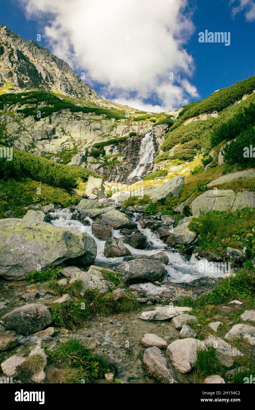 Vue panoramique sur la cascade de Skok et le lac à côté dans la partie ouest de High Tatras, Slovaquie Banque D'Images