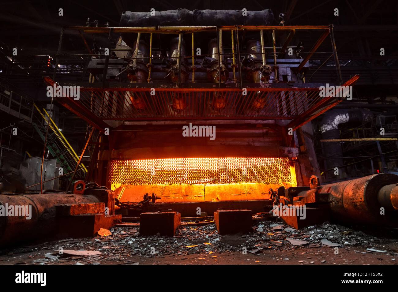 Four pour le chauffage de forges et lingots métalliques. Banque D'Images