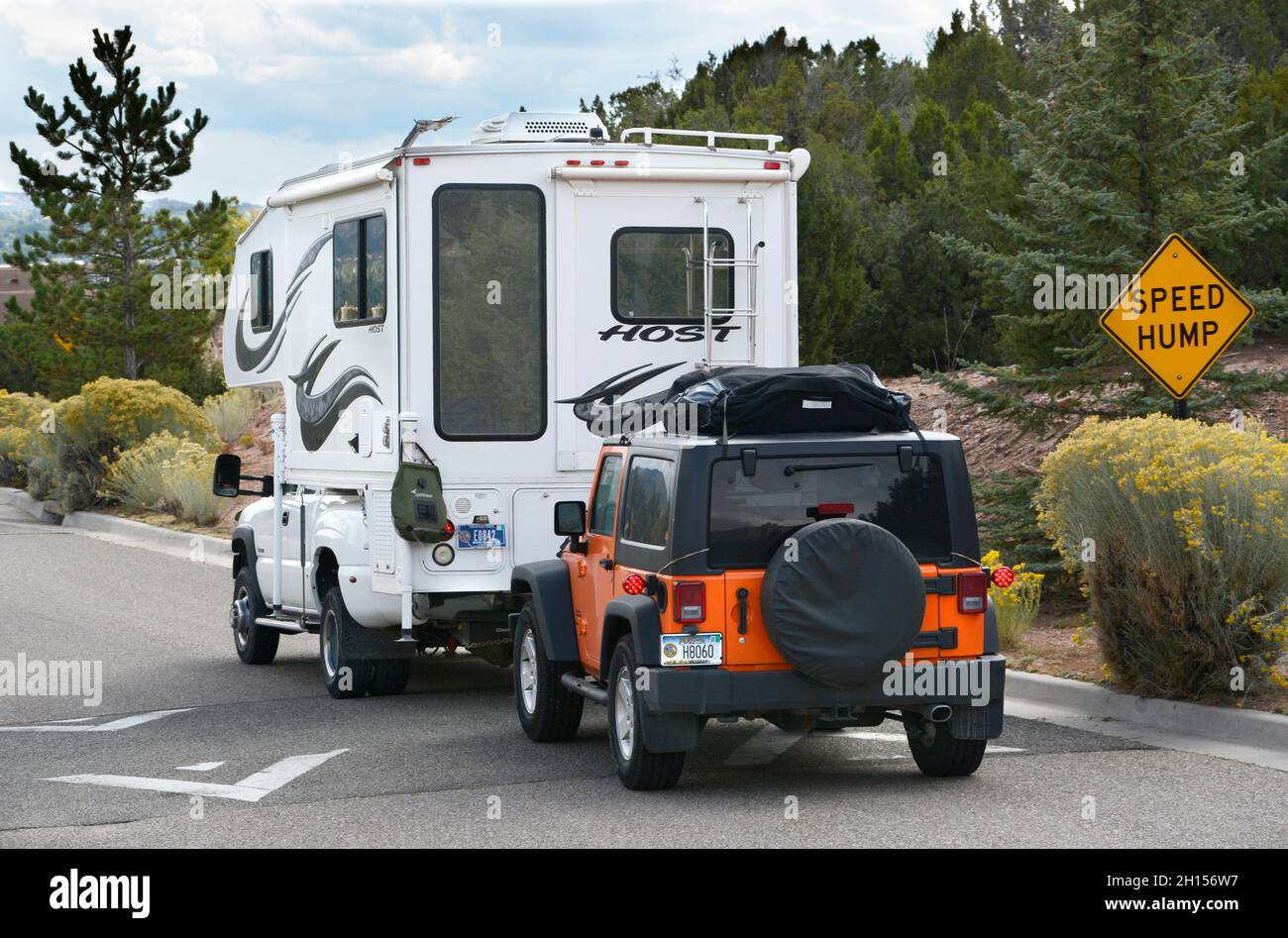 Jeep campeur Banque de photographies et d'images à haute résolution - Alamy