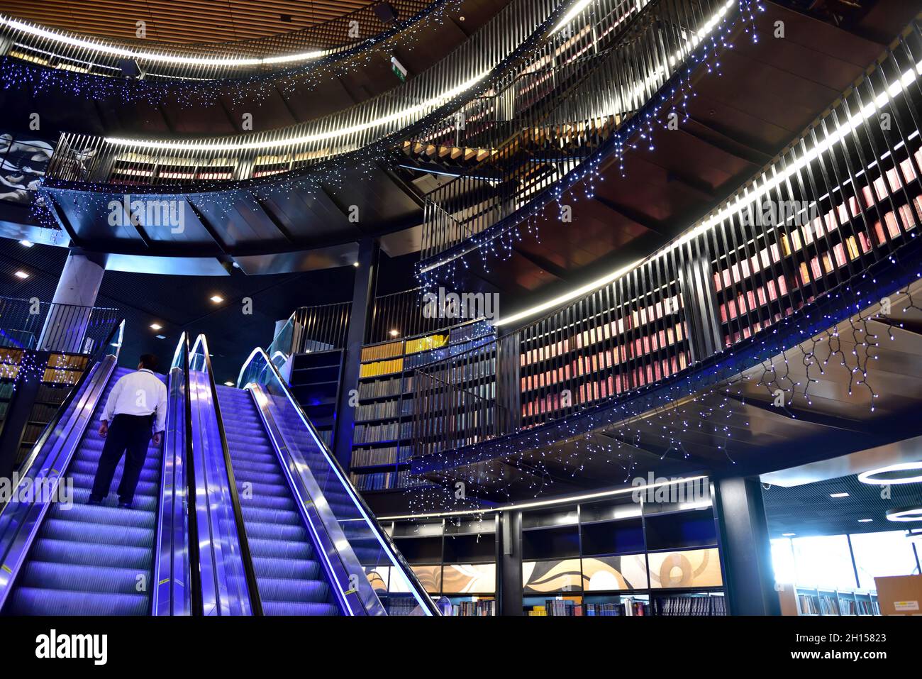 Intérieur de la bibliothèque de Birmingham, architecture, étagères et escaliers mécaniques, Royaume-Uni Banque D'Images