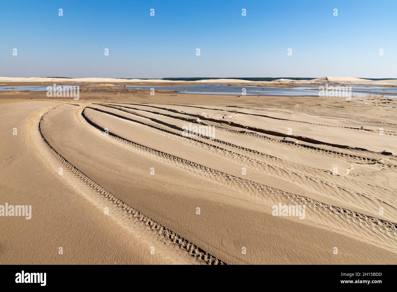 Impression de pneus dans les dunes avec des marques de vent, Bacopari, Mostardas, Rio Grande do Sul, Brésil Banque D'Images
