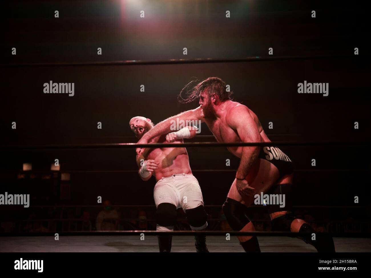 Bloomington, États-Unis.09e octobre 2021.Jake Something lutte Matt Cross lors de l'épreuve de lutte pro Showdown au National Guard Armory de Bloomington.Crédit : SOPA Images Limited/Alamy Live News Banque D'Images