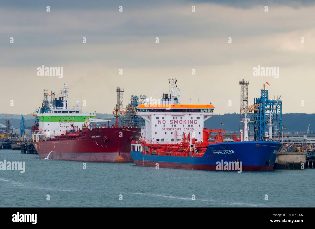 pétroliers et pétroliers à côté de l'usine pétrochimique de la raffinerie de pétrole de fawley, à la périphérie de southampton water uk. usine de raffinerie et de dépôt de traitement de pétrole. Banque D'Images