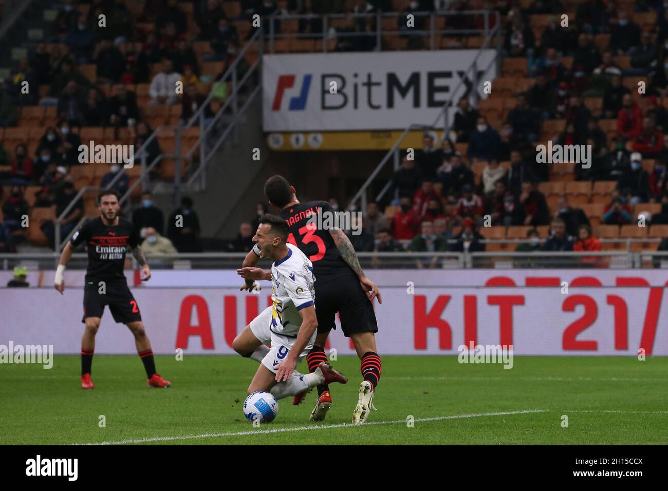 Milan, Italie, 16 octobre 2021.Nikola Kalinic de Hellas Verona est encouragé dans la zone de pénalité par Alessio Romagnoli de l'AC Milan pour gagner un coup de pied de spot de son côté pendant le match de Serie A à Giuseppe Meazza, Milan.Le crédit photo devrait se lire: Jonathan Moscrop / Sportimage Banque D'Images