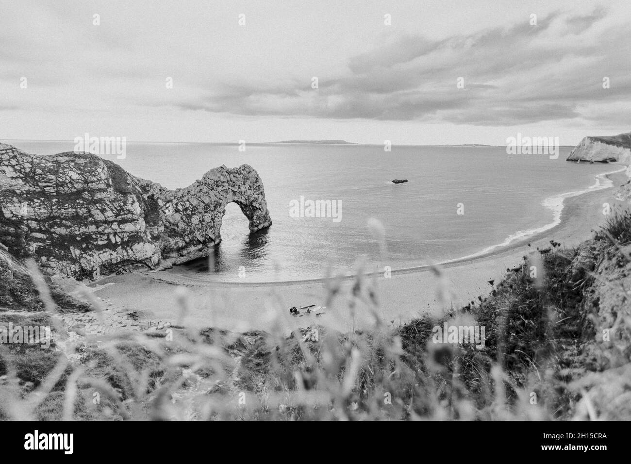 Photo en niveaux de gris de la pittoresque Purbeck Heritage Coast à Swanage, Angleterre, Royaume-Uni Banque D'Images