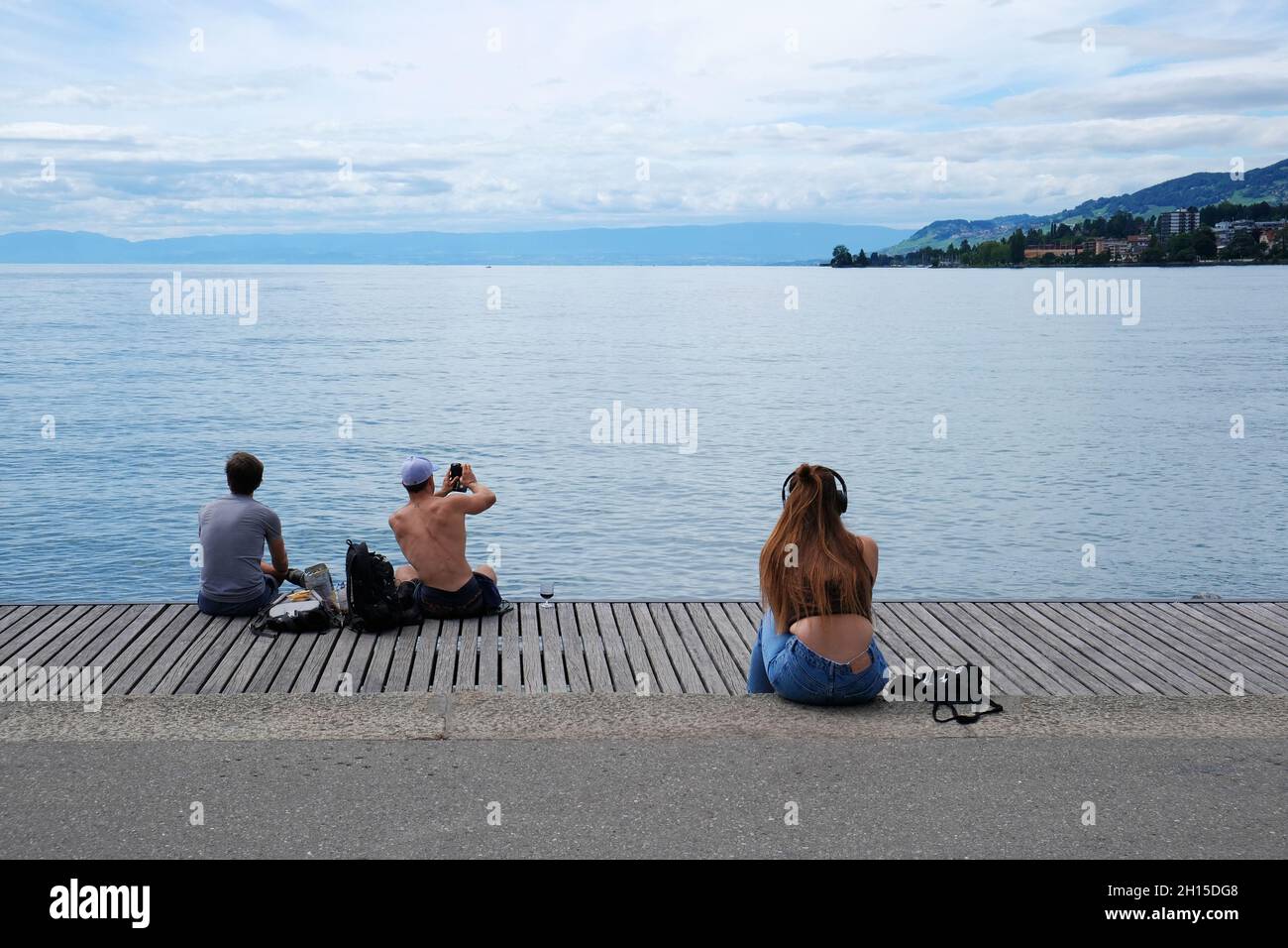 Montreux, Suisse - 3 juillet 2021.Touristes se détendant sur la rive du lac Léman juste à côté de la statue de Freddie Mercury à Montreux, Suisse Banque D'Images