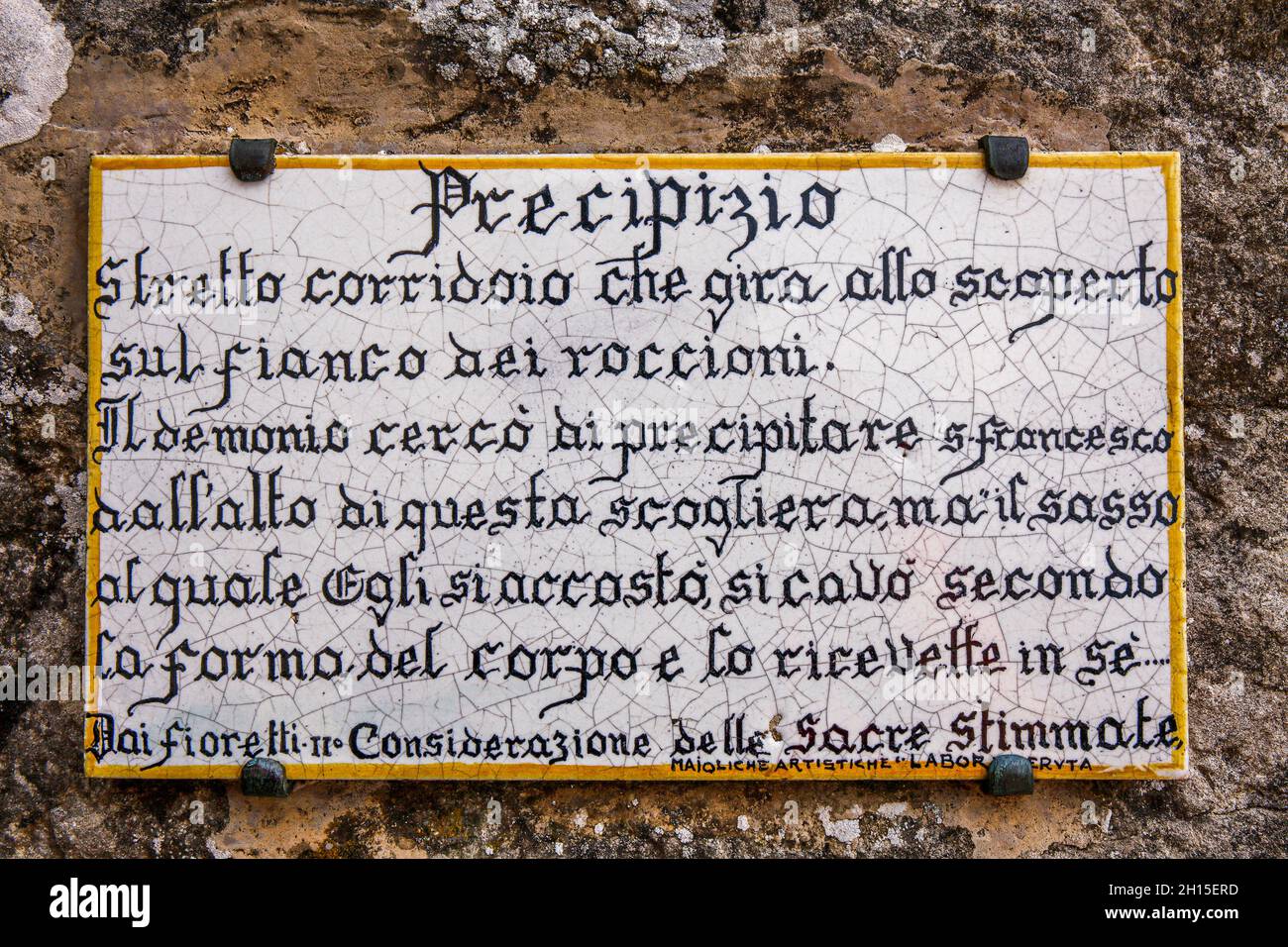 Italie Toscane la Verna sanctuaire - précipice: Couloir étroit où le diable a essayé de faire tomber San Francesco Banque D'Images