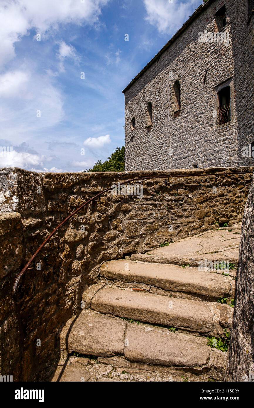 Italie Toscane la Verna sanctuaire - précipice: Couloir étroit où le diable a essayé de faire tomber San Francesco Banque D'Images