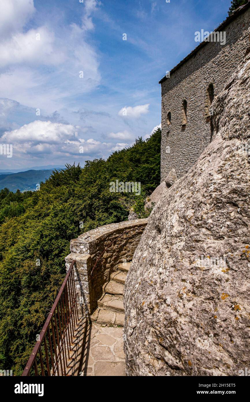 Italie Toscane la Verna sanctuaire - précipice: Couloir étroit où le diable a essayé de faire tomber San Francesco Banque D'Images