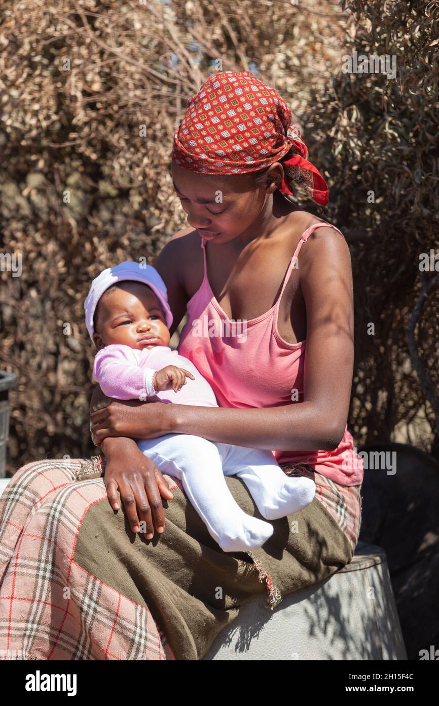 Jeune mère africaine célibataire dans un village du Botswana, drame des mères célibataires du tiers monde Banque D'Images