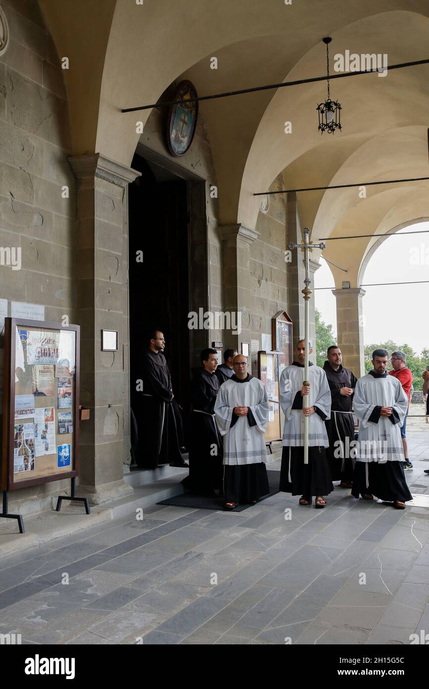 Italie Toscane Sanctuaire de la Verna - Italie Toscane Sanctuaire de la Verna - corpus procession quitter l'église et aller au couloir de la stigmata Banque D'Images