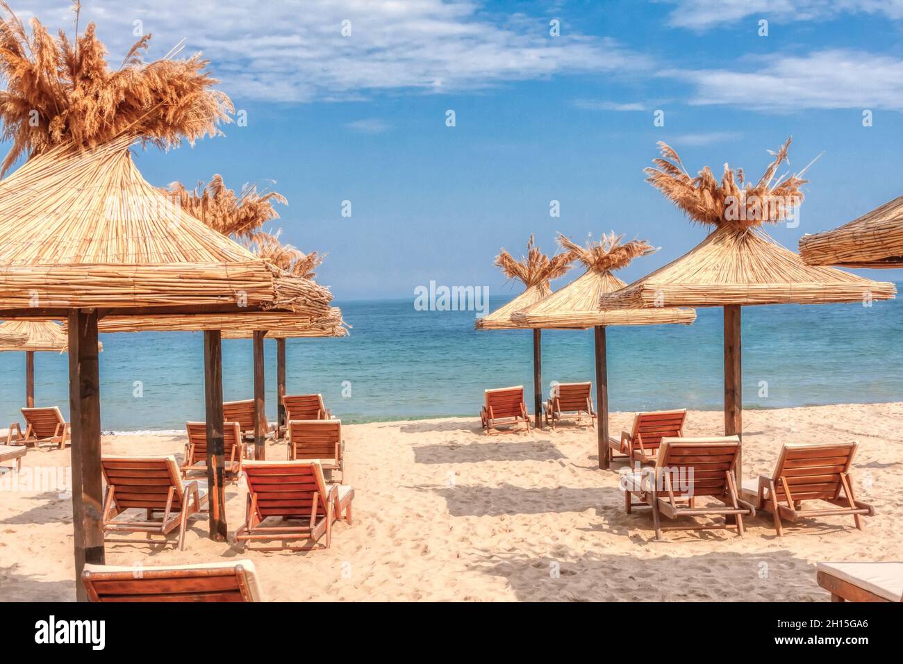 Ocean wavs et parasols traditionnels sur une destination tropicale, attraction touristique Banque D'Images