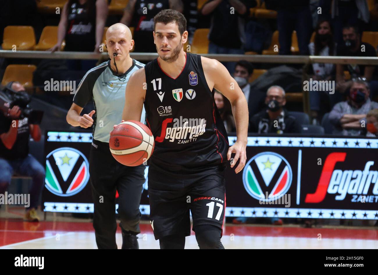 Marco Ceron (Segafredo Virtus Bologna) pendant la série A1 italien LBA championnat de basket-ball match Segafredo Virtus Bologna vs.Allianz Pallacanestro Trieste au palais sportif de Paladozza - Bologne, 16 octobre 2021 Banque D'Images