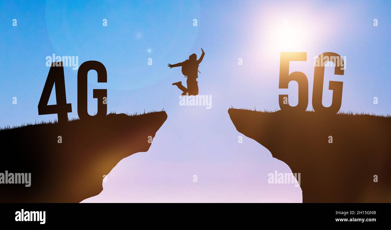 Changement technologique de 4G LTE à 5G, réseau sans fil mondial.Silhouette homme saut de falaise en falaise sur fond de ciel.Concept de réseau moderne Banque D'Images