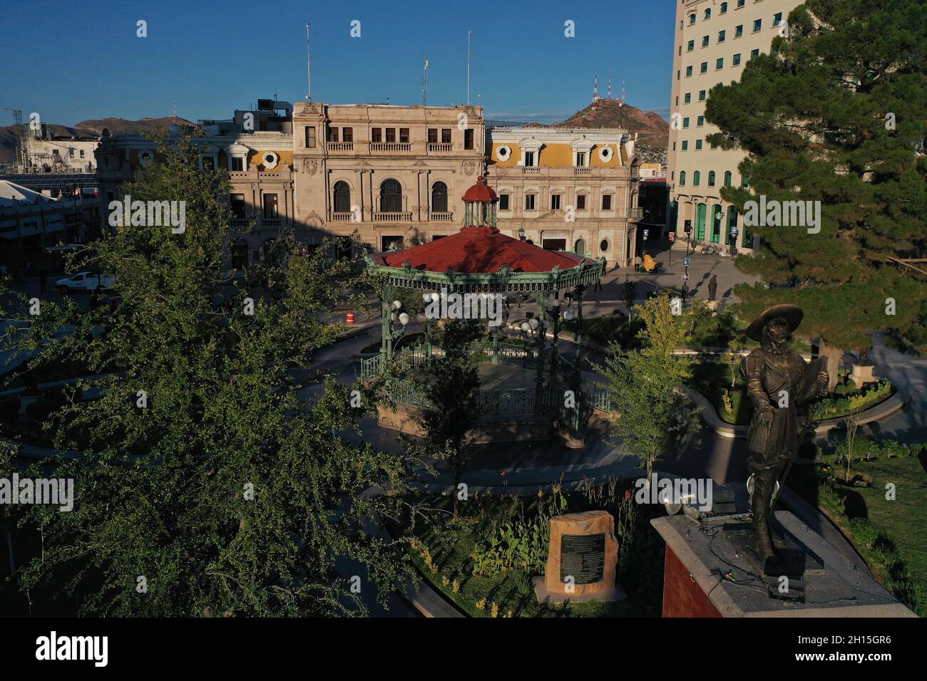 Vue aérienne de la statue d'Antonio de Ulloa, kiosque, plaza de armas et Palais municipal de Chihuahua, Hôtel de ville de Chihuahua, Mexique.Paysage urbain, (photo par Luis Gutierrez Norte photo) ..Vista aérea de estatua de Antonio de Ulloa, kiosco, plaza de armas y Palacio municipal de Chihuahua, ayuntamiento de Chihuahua, Chihuahua, Mexique.Paisaje de Ciudad, (photo de Luis Gutierrez Norte photo).Palais municipal de Chihuahua, Hôtel de ville de Chihuahua Banque D'Images