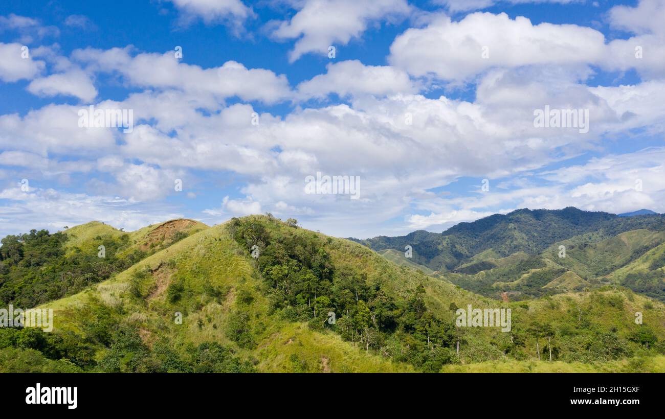 Paysage de montagne avec collines vertes et montagnes avec forêt.vallée de montagne et ciel bleu avec nuages. Philippines, Luzon. Paysage d'été. Banque D'Images