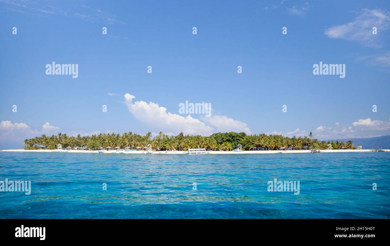 Vue sur l'île tropicale depuis la mer. Eau de mer turquoise. Banque D'Images