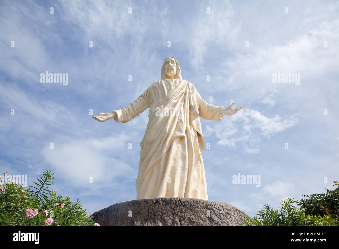 statue du christ le sauveur sur l'île de pèlerinage , parc national de cent îles.Statue blanche contre le ciel. Banque D'Images